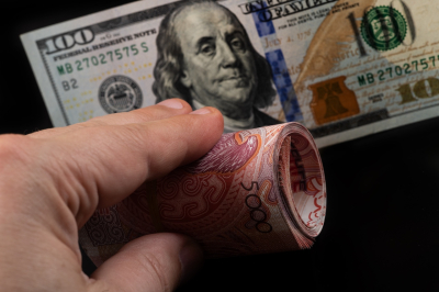 Валютные торги завершились укреплением тенге к доллару США