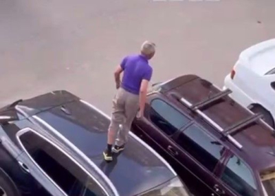 В Атырау мужчина прыгнул на крышу чужого авто