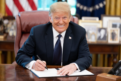 По 45 000 долларов каждой: подарки Трампа помощницам обернулись громким скандалом