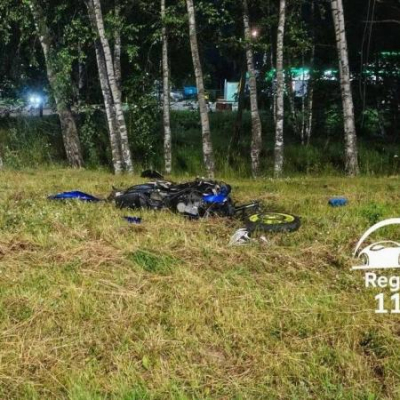 Мотоцикл отбросило на людей на остановке после столкновения с авто в Казани (ФОТО)