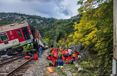 Два пассажирских поезда столкнулись в Словакии: травмированы десятки людей