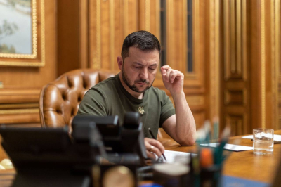 Зеленский продлил военное положение и мобилизацию на Украине