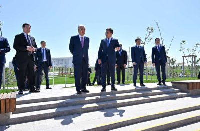 Токаев посетил парк Shymkent City и принял участие в посадке дерева