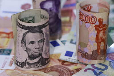 Доллар упал ниже 71 рубля: аналитики рассказали, что делать инвесторам