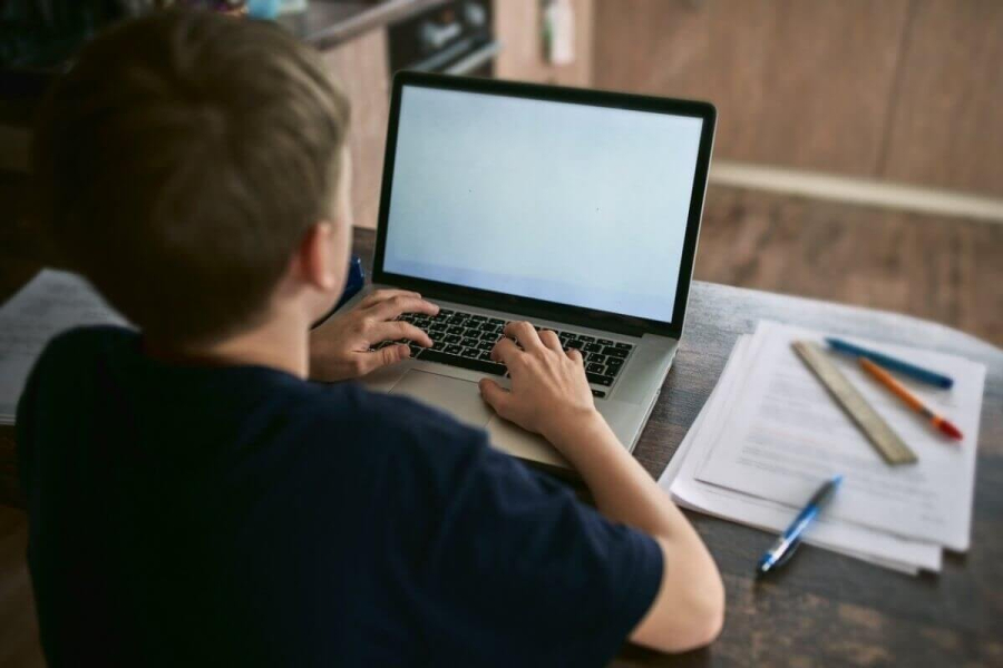 Школьников второй смены отправили учиться домой в Астане