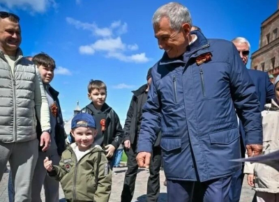 Минниханов познакомился на параде с мальчиком по имени Акбарс и пригласил его на хоккей 09/05/2026 &ndash; Новости