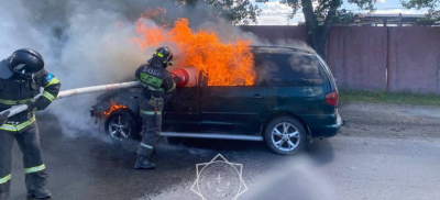 Легковой автомобиль загорелся на улице в Семее