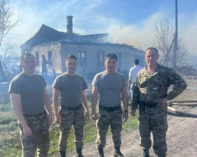 В Карагандинской области бойцы Нацгвардии спасли троих детей из горящего дома