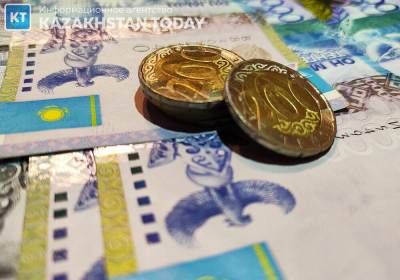 Тенге в апреле ослаб на 1,6%