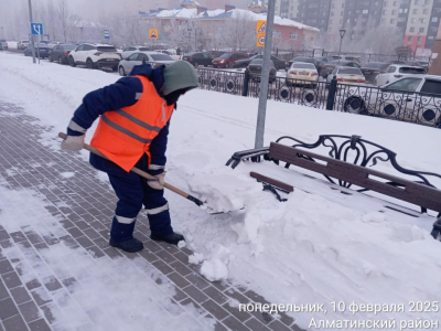 Почти две тысячи грузовиков снега вывезли из столицы за ночь