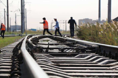 Два человека бросились под поезд в Алматинской области