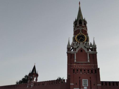 Россия должна показывать свои возможности для охлаждения горячих голов на Западе, заявил Рябков