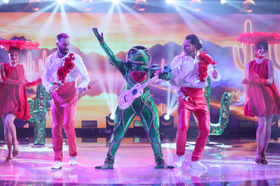 Шоу &laquo;Маска&raquo;, сезон 7, выпуск 9: кто снял маску 5 апреля, кого раскрыли