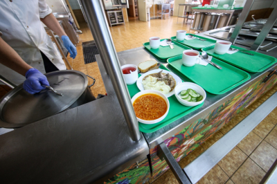 Столичные школьники массово пожаловались на отравление