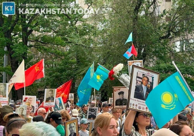 В Алматы прошла акция "Батырларға тағзым" (шествие "Бессмертного полка")  