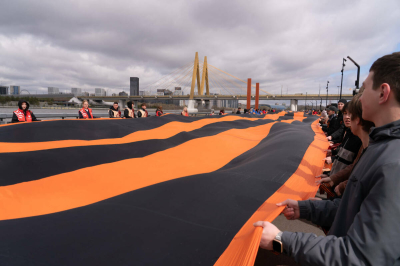 В Казани активисты развернули огромную Георгиевскую ленту длиной 300 метров