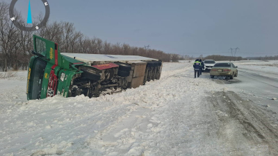 Фура с 20 тоннами мяса перевернулась на дороге в СКО