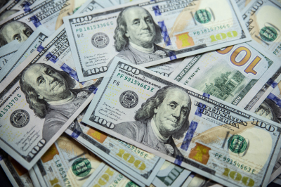 WSJ: ОАЭ могут перейти с доллара на другие валюты в нефтяных сделках