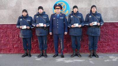 В Астане наградили бойцов Нацгвардии, спасших людей из огня