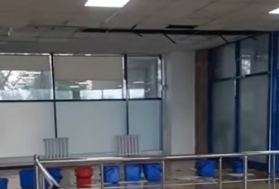 Атырауский аэропорт тонет: крыша не выдержала проливного дождя