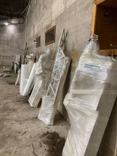 Эпоха сошла со стен: из концертного зала мэрии вывезли горельефы 1988 года