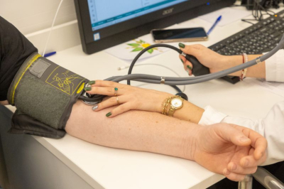 Врач объяснила, что делать при резком скачке давления